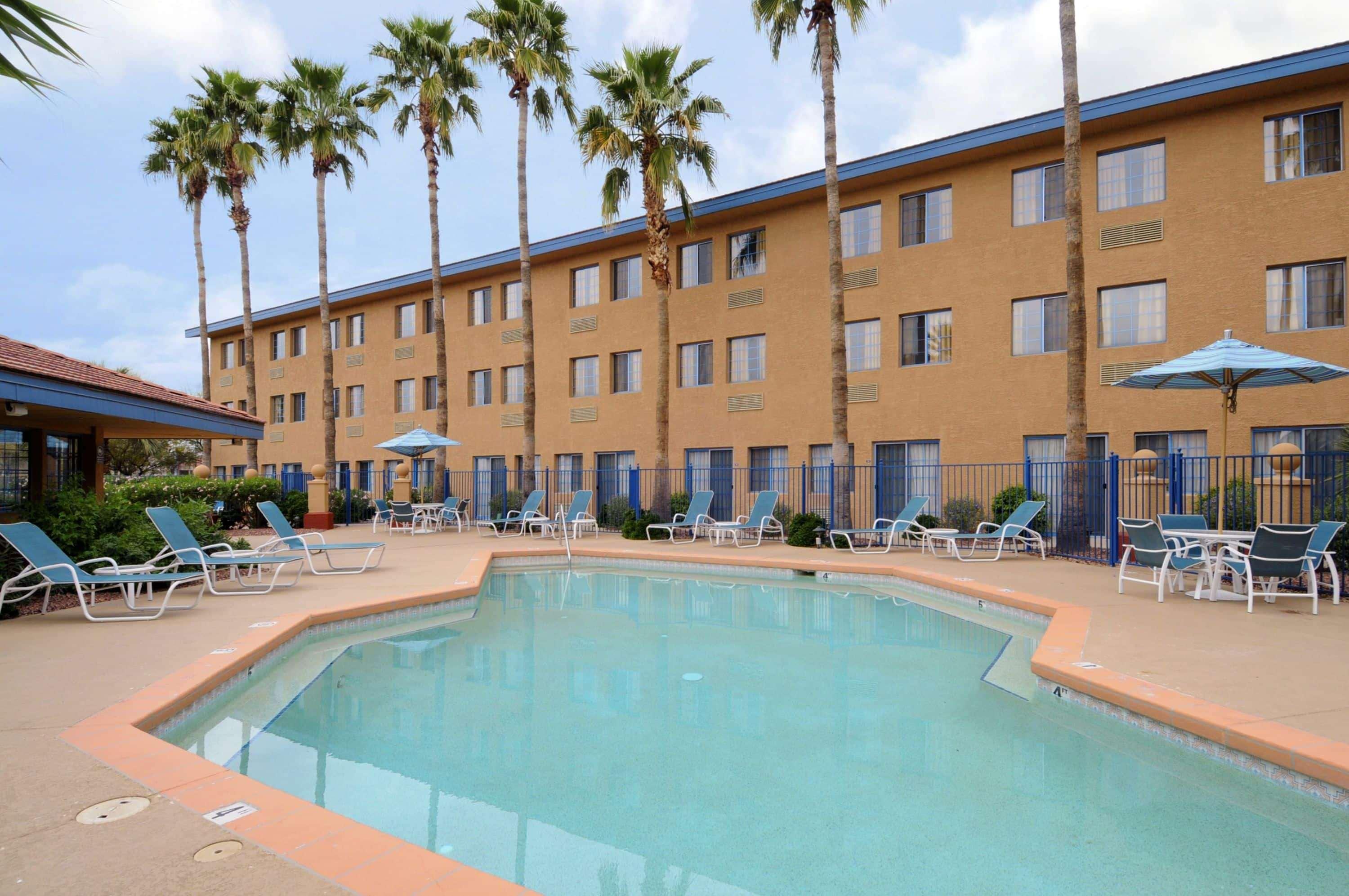 Days Inn & Suites By Wyndham Mesa Near Phoenix Exterior photo