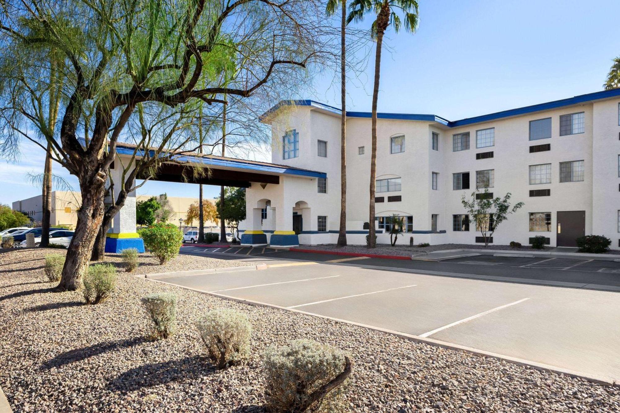 Days Inn & Suites By Wyndham Mesa Near Phoenix Exterior photo